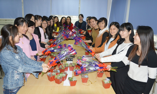 聽說在女神節(jié)，花朵和女神更配哦